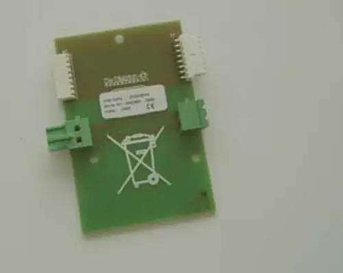 Grüne Leiterplatte mit mehreren Anschlussklemmen und Aufschrift der Marke Remeha sowie einem Symbol zur Entsorgung elektronischer Geräte.